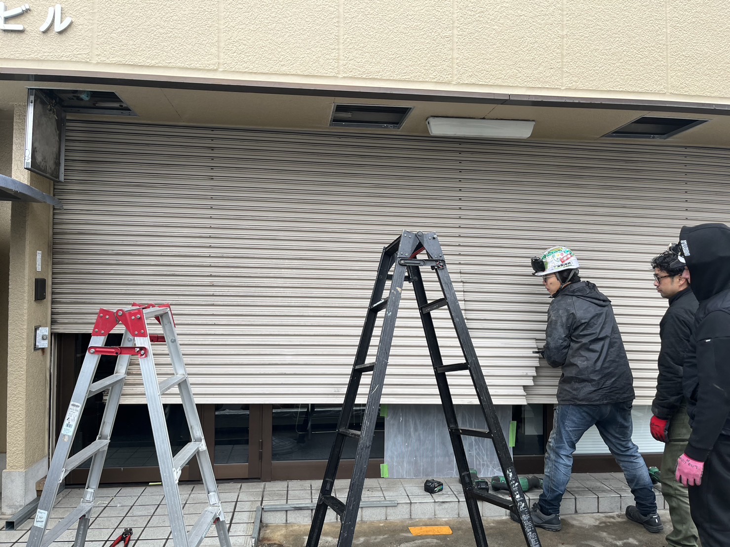 手動 店舗 のシャッター施工事例