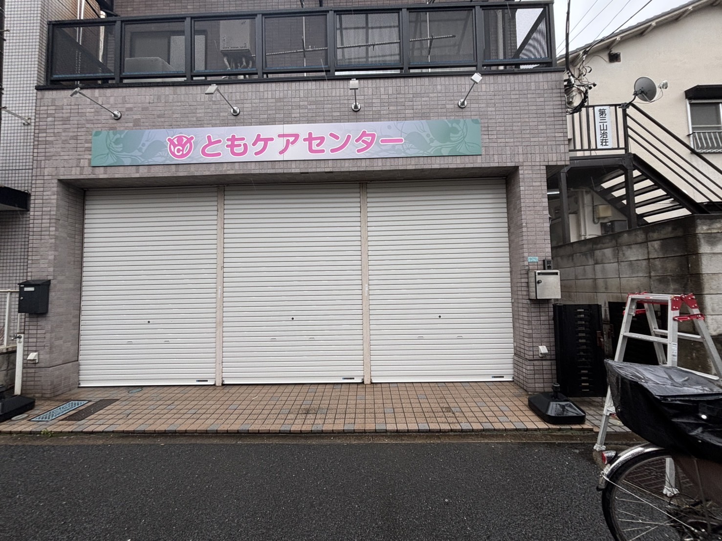 手動 店舗 のシャッター施工事例